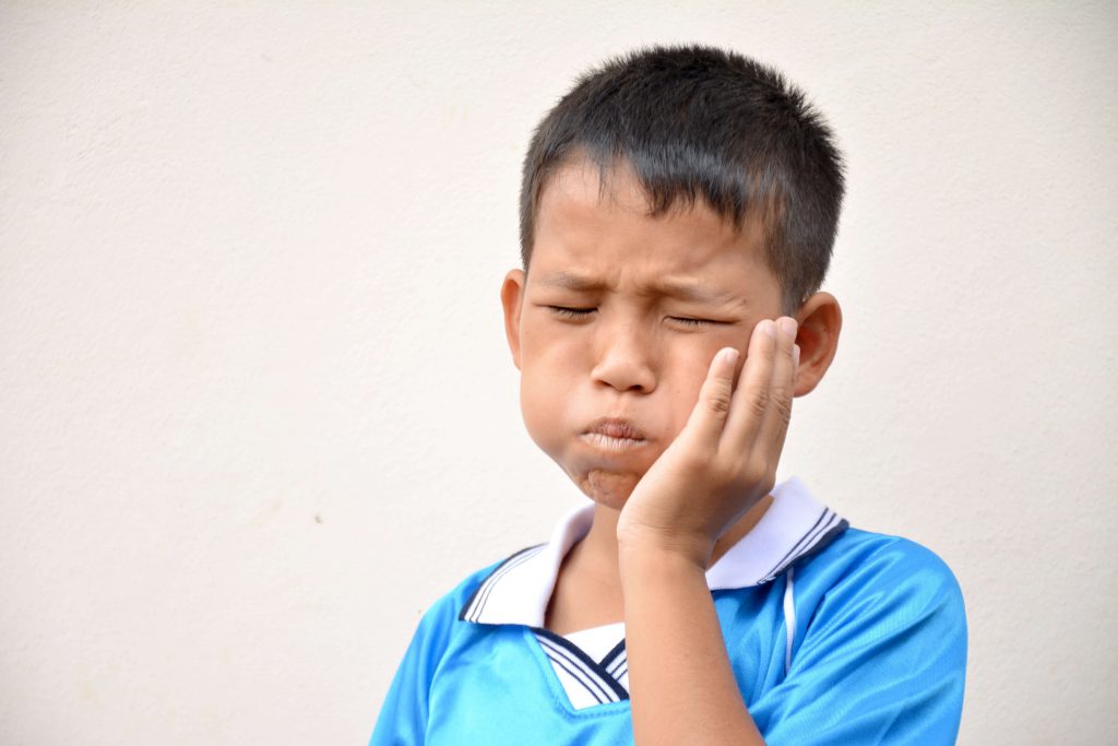 tự nhổ răng sữa